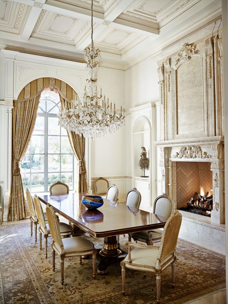 Mediterranean style dining room 
