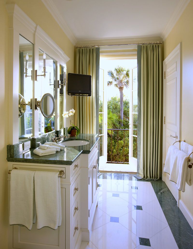 Venetian waterfront residence guest bathroom 1