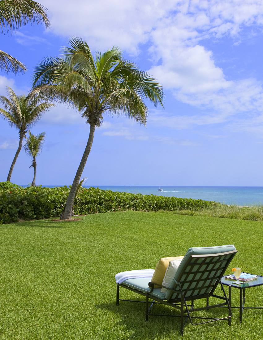 Venetian waterfront residence outdoor lawn