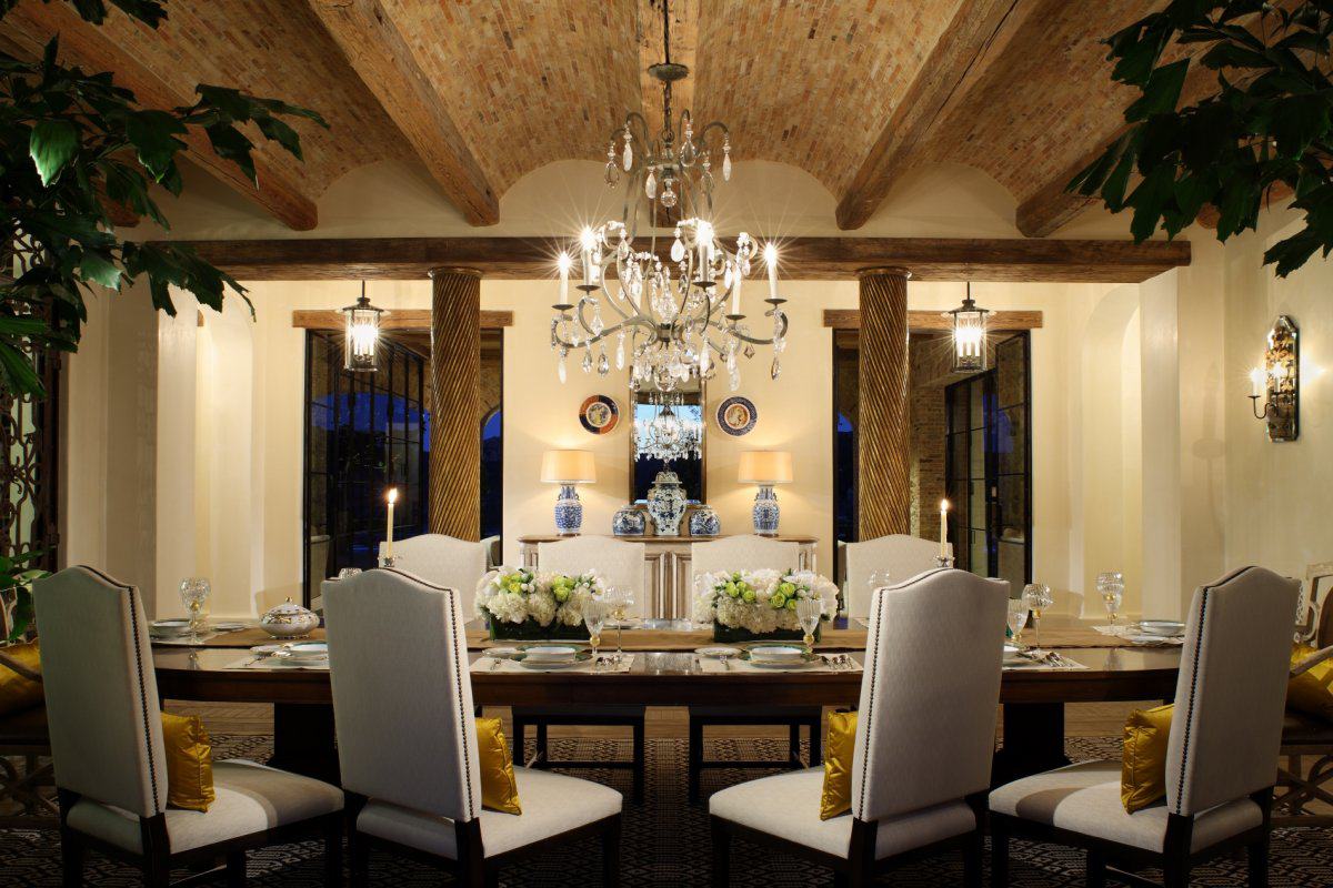 Villa del Lago dining room